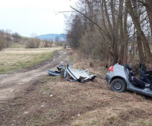 Wypadek w Lutczy. 20-letniego kierowcę do szpitala przetransportował śmigłowiec LPR