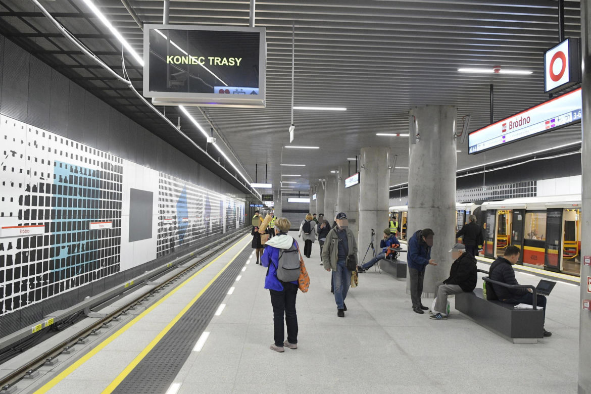 Czarne ściany, aluminiowe drzwi. Tak wygląda toaleta na nowej stacji metra na Bródnie