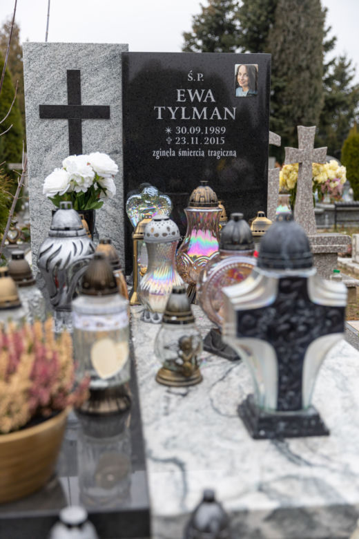 Tak dziś wygląda grób Ewy Tylman. Nad tą mogiłą wylało się morze łez