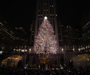 Choinka w nowojorskim Rockefeller Center rozbłysła! Robi ogromne wrażenie [ZDJĘCIA]