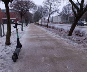 Skute lodem chodniki, ulice i... samochody. Trudny poranek dla kierowców w Lesznie