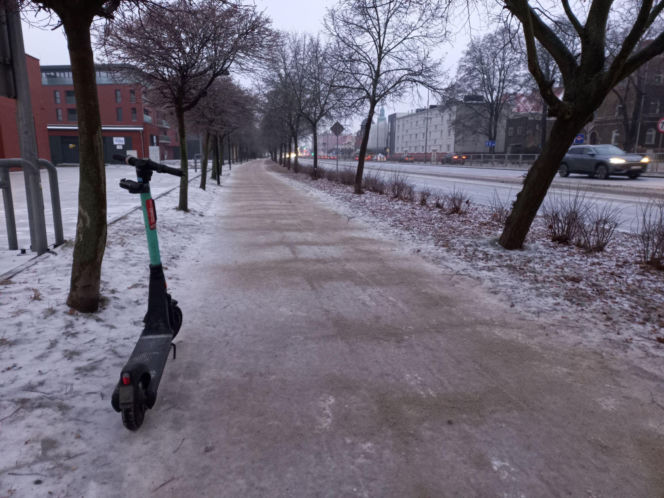 Skute lodem chodniki, ulice i... samochody. Trudny poranek dla kierowców w Lesznie