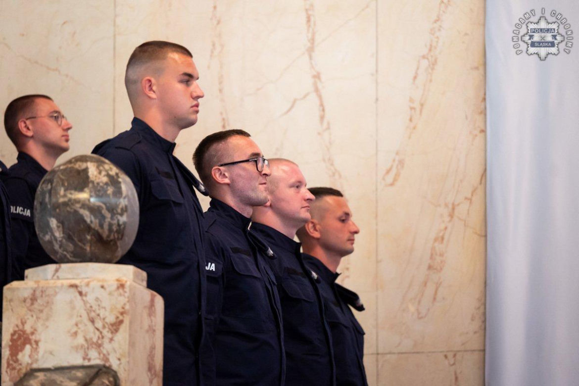 Nowi policjanci zasilili szeregi śląskiej policji! Wśród nich osiem policjantek