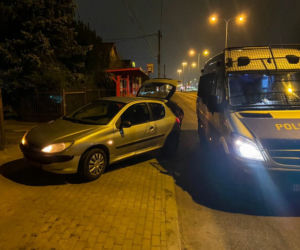Białystok. Wjechał na chodnik i coś wyrzucił. Policjanci zatrzymali dwóch młodych ludzi [ZDJĘCIA]