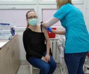 Trwa szczepienie medyków i pracowników DPS w Kaliszu. Mieszkańcy: To wszystko idzie zbyt WOLNO! [ZDJĘCIA]