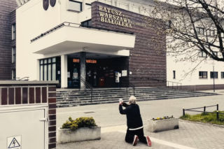 Kazik na kolanach pod ratuszem Białołęki. „Pozwólcie mi zbudować dom!”