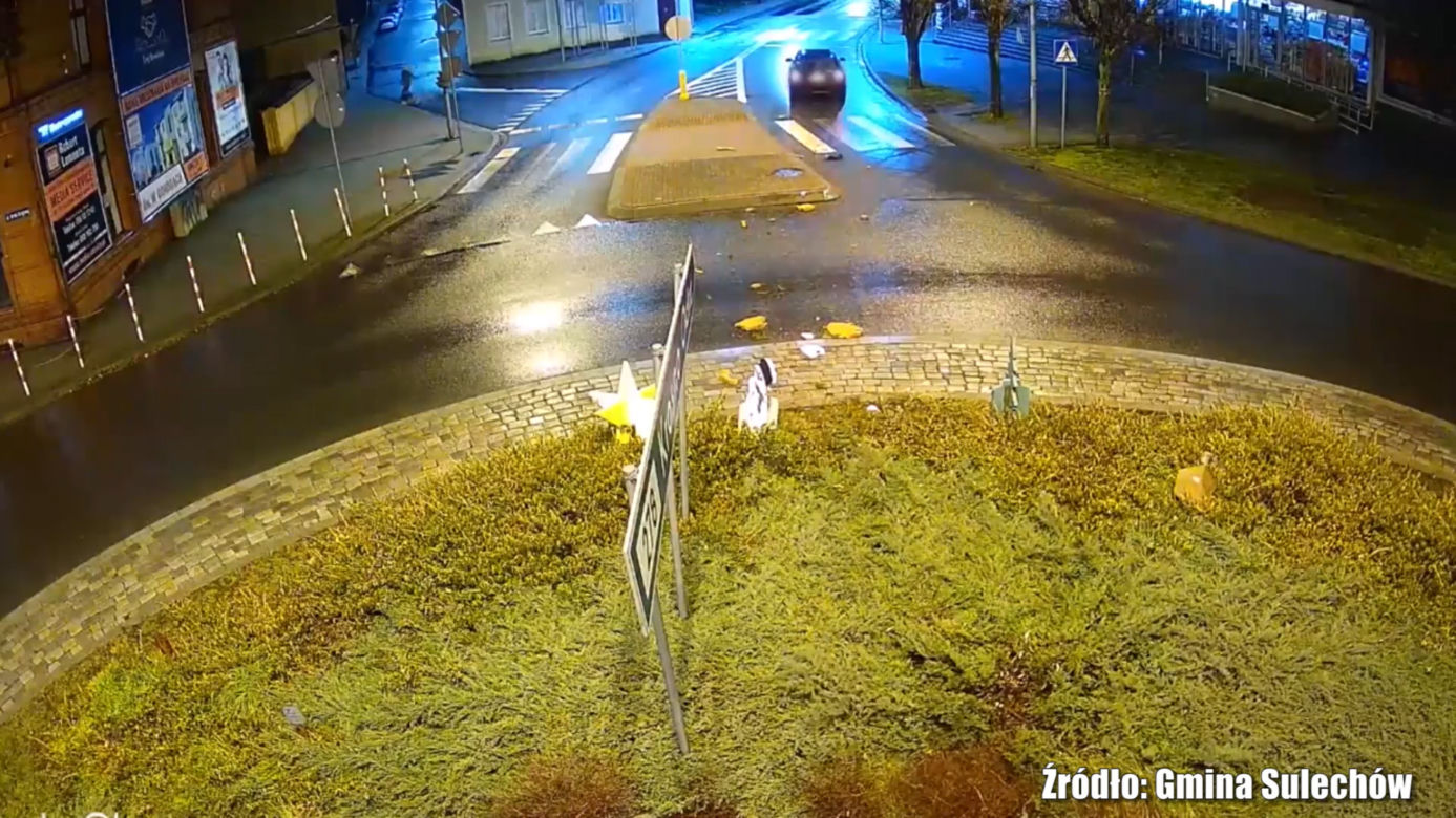 Audi dosłownie przefrunęło przez rondo! Pieszy rzucił się do ucieczki