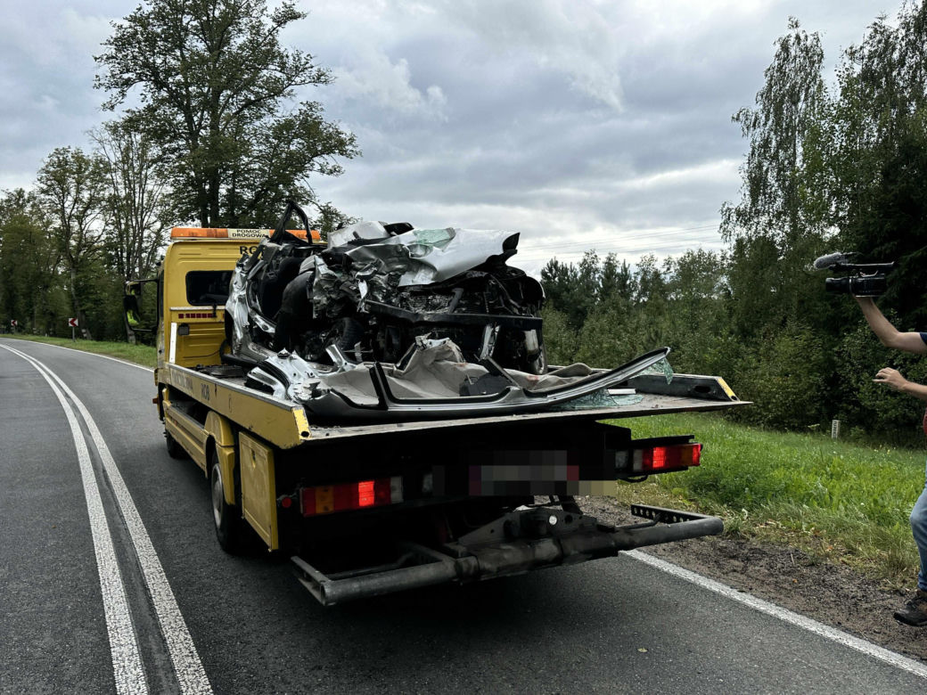 Samochód ciężarowy zderzył się z osobowym autem. Cztery osoby zginęły. Droga zablokowana