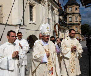 Arcybiskup Tadeusz Wojda zastąpił Głódzia. Kim jest i ile zarobi za posługę w kościele?