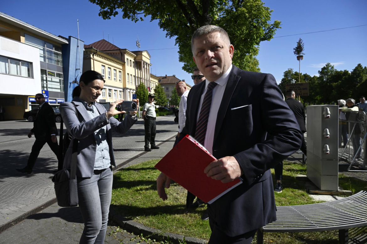 Premier Słowacji Robert Fico wielokrotnie postrzelony
