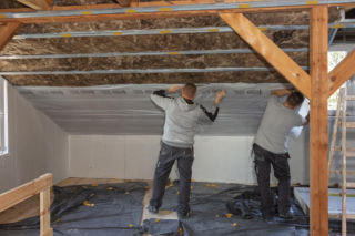 Ocieplenie poddasza wełną - cena za m². Sprawdź, ile zapłacisz w 2026? 