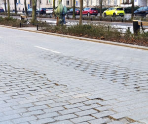 Zniszczony bruk na Al. Jana Pawła II w Sczecinie