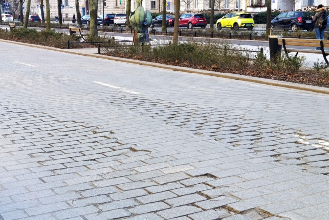 Zniszczony bruk na Al. Jana Pawła II w Sczecinie