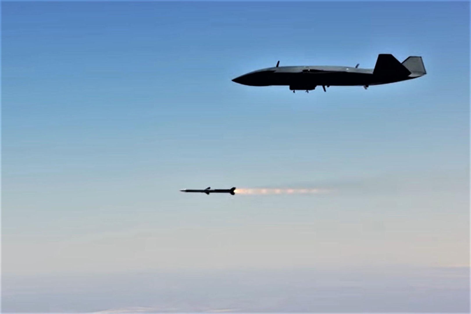 MQ-28A Ghost Bat odpalił pocisk AMRAAM