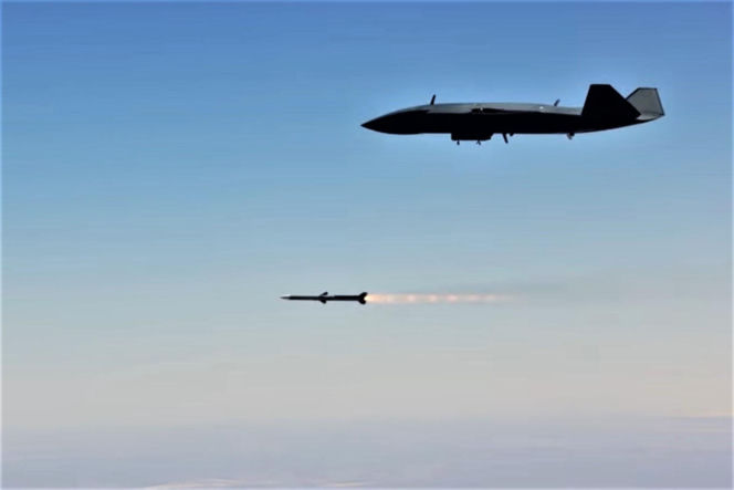 MQ-28A Ghost Bat odpalił pocisk AMRAAM