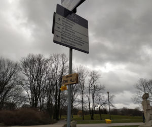 Rondo Benny Hilla? Tajemnicza tabliczka zawisła w weekend na Polu Mokotowskim