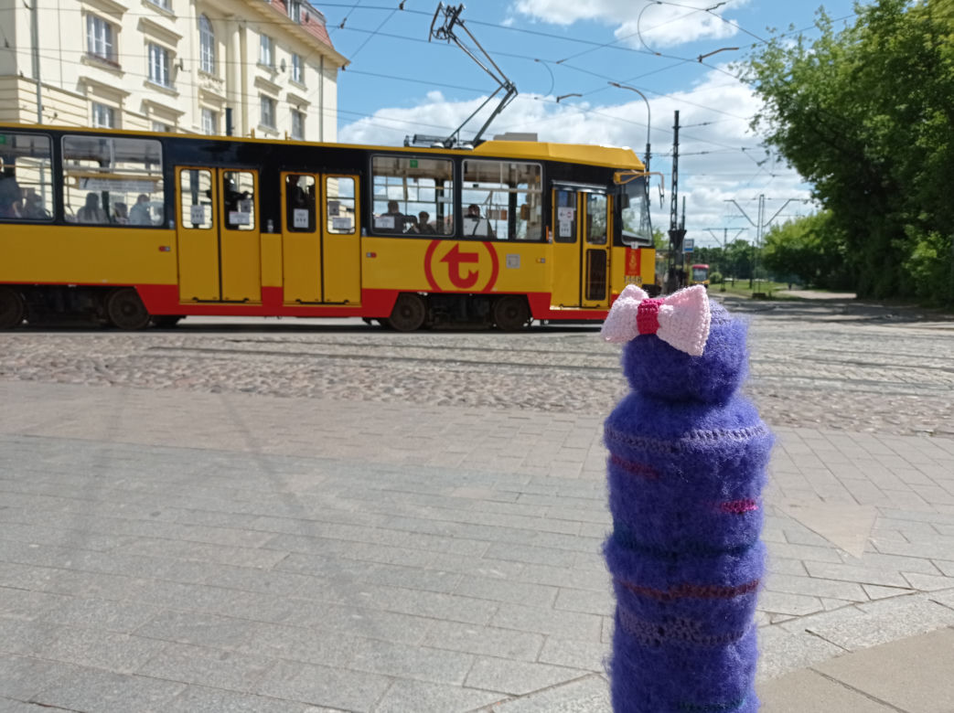 Słupki na Szmulkach dostały włóczkowe ubranka