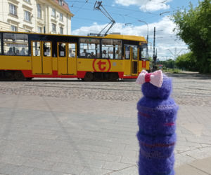 Słupki na Szmulkach dostały włóczkowe ubranka