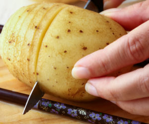 Krojenie ziemniaka hasselback