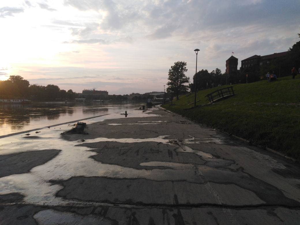 Kraków: Syf, smród i tony śmieci. Tak wyglądają bulwary wiślane po powodzi