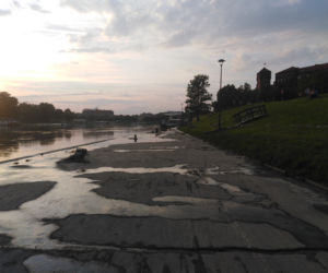 Kraków: Syf, smród i tony śmieci. Tak wyglądają bulwary wiślane po powodzi