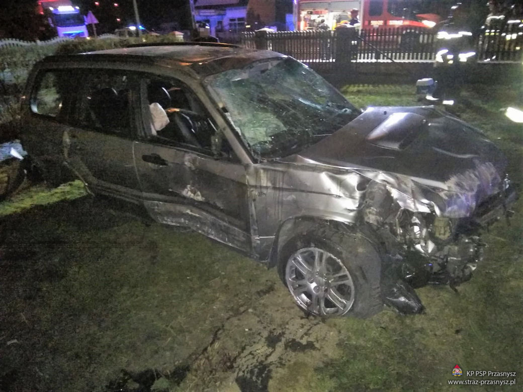 Przasnysz. Dachował przez dwie posesje, lądując przed domem! Trafił na OIOM! [ZDJĘCIA]