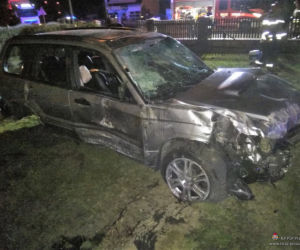 Przasnysz. Dachował przez dwie posesje, lądując przed domem! Trafił na OIOM! [ZDJĘCIA]