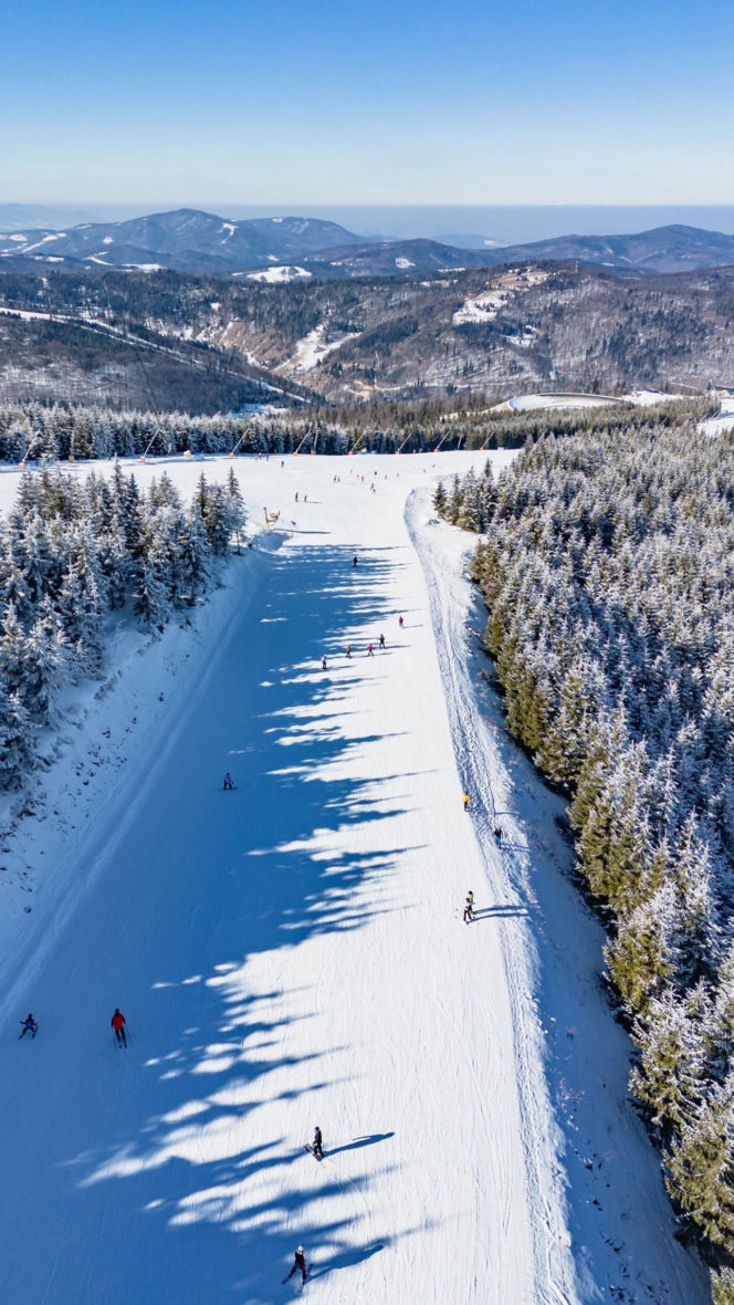 Sezon narciarski w Beskidach. Stoki są naśnieżane