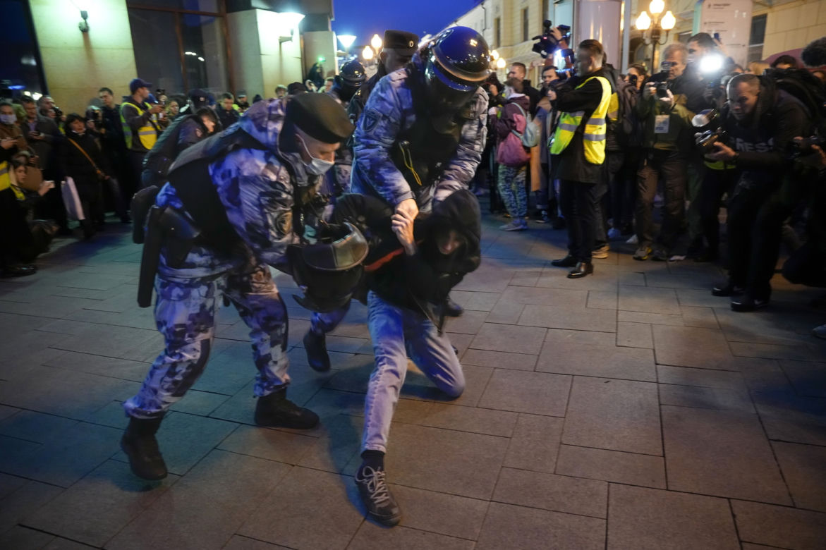 Uliczne protesty w Rosji! Zatrzymanych Putin wysyła na wojnę. Mobilizacja jednak powszechna?