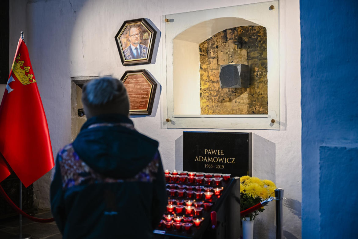 Przejmujący widok przy grobie Pawła Adamowicza. Zdjęcia z bazyliki Mariackiej