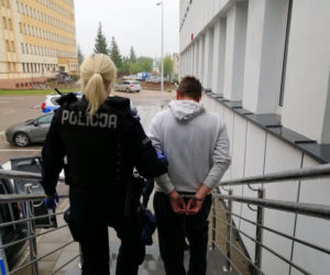 Suwałki. W słoikach były narkotyki, a w ogródku namiot z plantacją [ZDJĘCIA]
