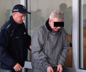 Ksiądz Mirosław porąbał siekierą i podpalił starego znajomego?! W sądzie szok: mam dziecko