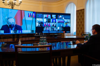 Piastujący „stanowiska publiczne” i negujący szczepienia bez pracy? Co zrobi premier?