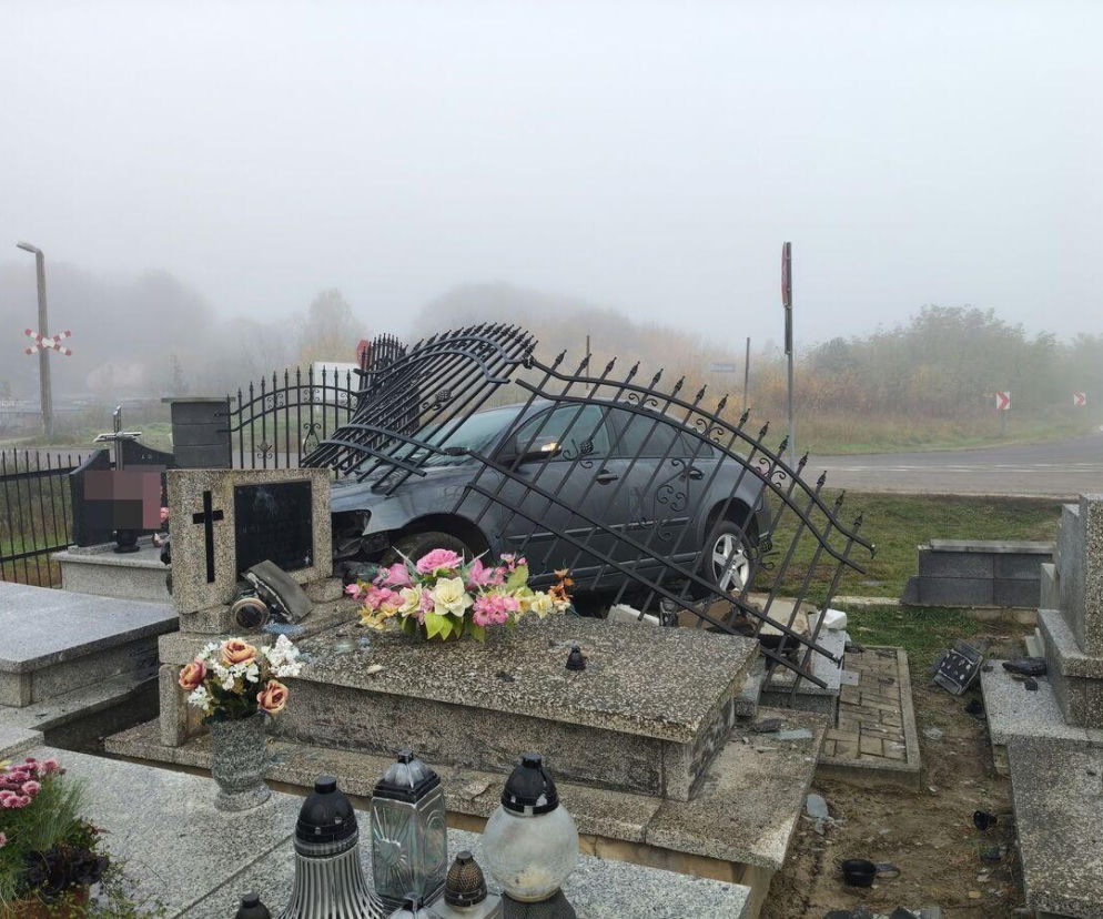Pięć nagrobków uszkodzonych. Volvo wjechało w ogrodzenie cmentarza