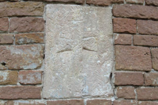 To najmniejsze miasto w województwie łódzkim. Powstało w średniowieczu, a jeszcze niedawno było wsią