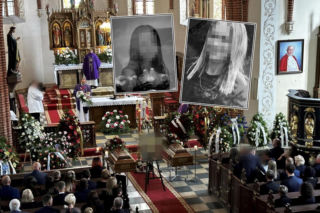 Byli tacy młodzi, zginęli w strasznym wypadku. Żałobnicy nie zmieścili się w kościele. Nigdy nie zapomną tych pogrzebów