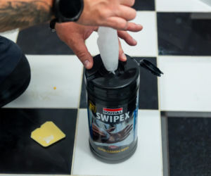 Jak poprawnie usunąć starą fugę i silikon oraz nałożyć nowy? Murator Remontuje