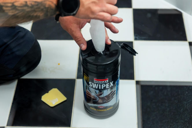 Jak poprawnie usunąć starą fugę i silikon oraz nałożyć nowy? Murator Remontuje