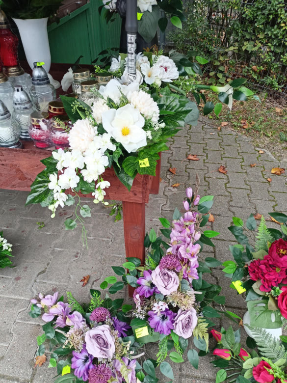 Ceny zniczy i wiązanek. Cmentarz Winiarski - Piątkowo Poznań