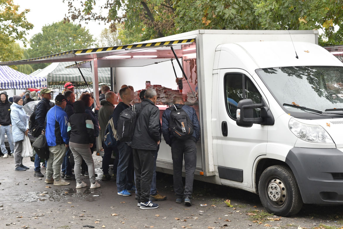 Przeterminowane parówki i wędlina za grosze. Tak wygląda bieda w Warszawie