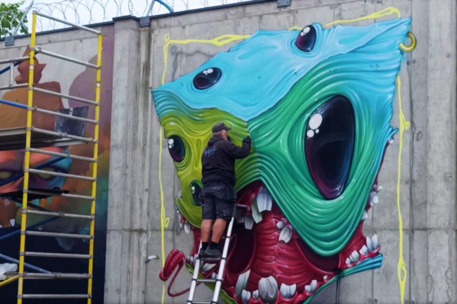 Street-art na murach aresztu