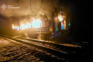 Cztery osoby zginęły w ataku rosyjskich dronów na pociąg w obwodzie charkowskim