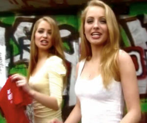 Piękne bliźniaczki zaśpiewały 100 lat Kaczyńskiemu. Później rozebrały się dla panów