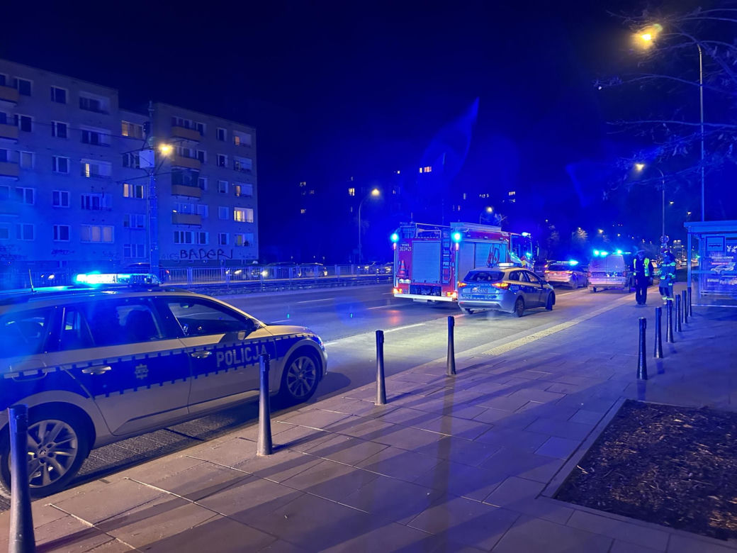 Zdemolowane radiowozy i szaleńczy pościg ulicami Warszawy. Nie uwierzycie co zrobił kierowca tego auta! 