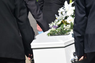 Awantura przed pogrzebem w Stalowej Woli. Poszło o brak księdza!