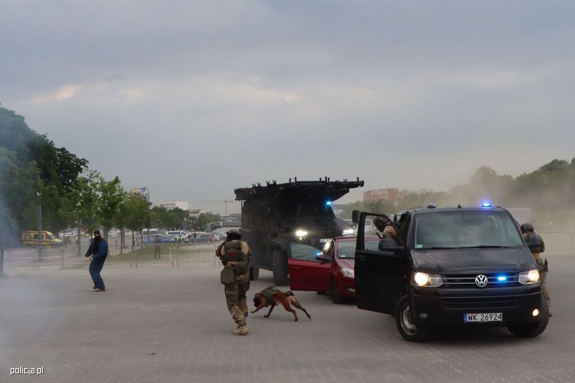 Ćwiczenia policyjnych kontrterrorystów w Warszawie