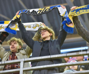 PRES Grupa Dewloperska Toruń - Abramczyk Polonia Bydgoszcz, zdjęcia kibiców i zawodników z pożegnania Adriana Miedzińskiego