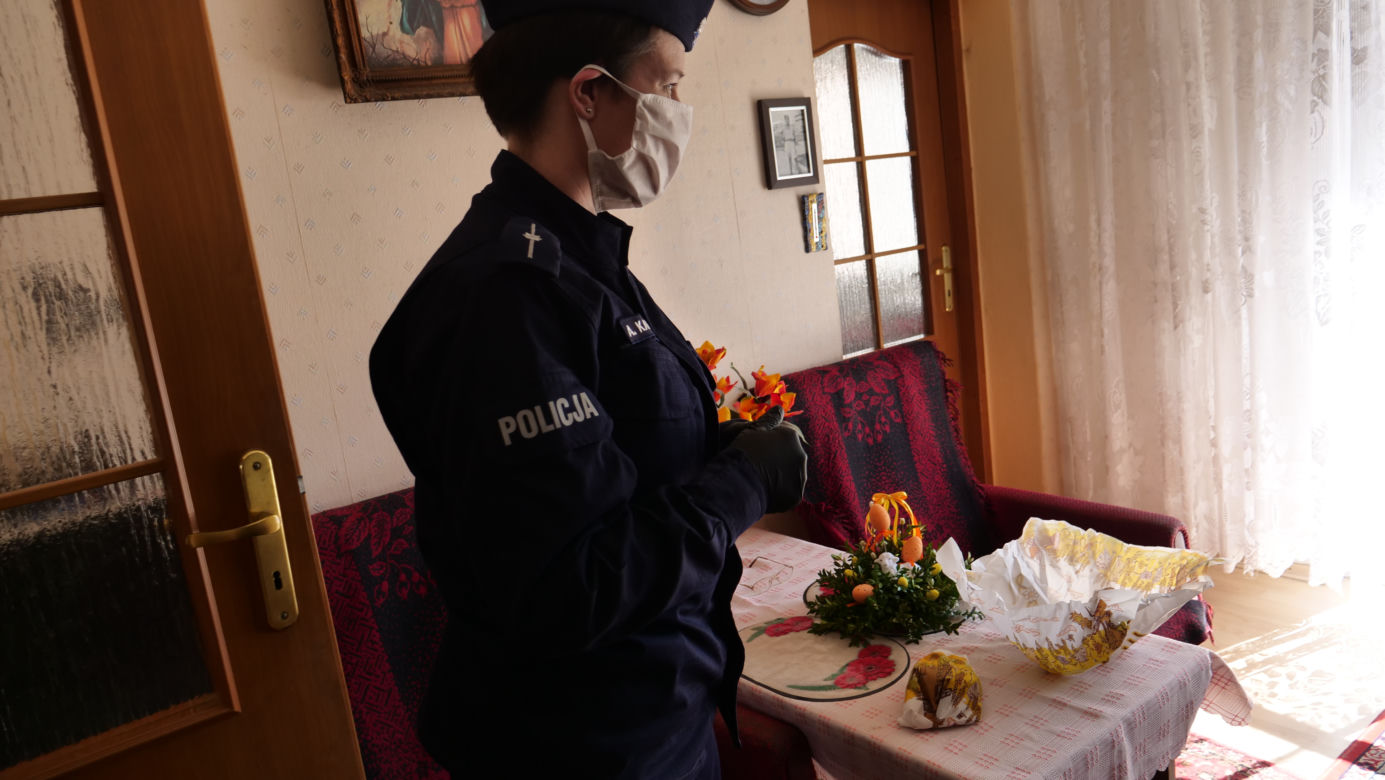Policjanci z Ostródy pomagają żonie bohatera wojennego