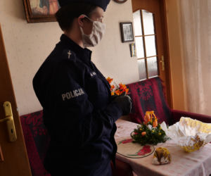 Policjanci z Ostródy pomagają żonie bohatera wojennego