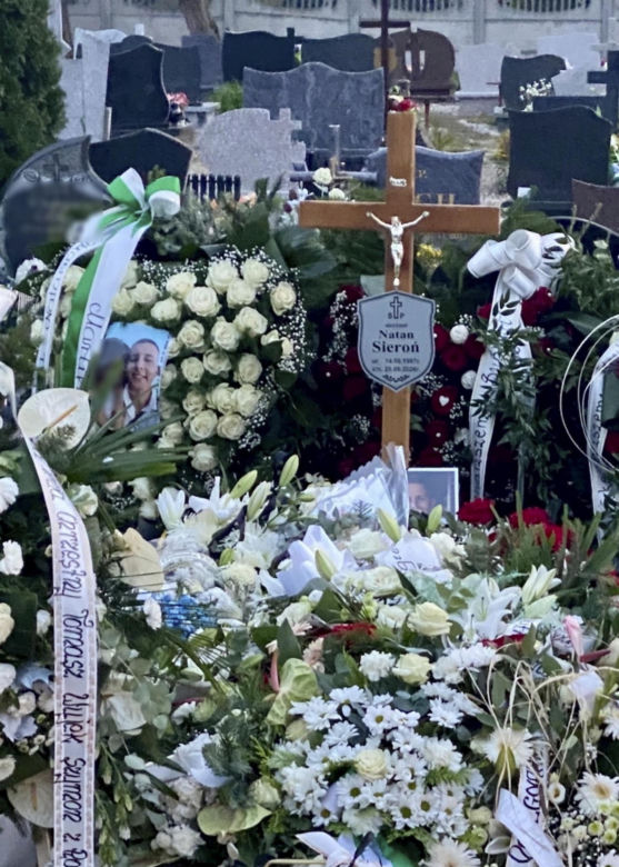 Grób zastrzelonego policjanta Natana Sieronia pokryły kwiaty i wiązanki. Trudno powstrzymać łzy